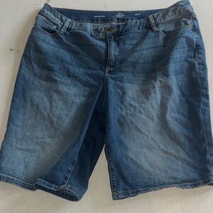 Womens Size 20W Bermuda Classic Blue Jean Shorts.